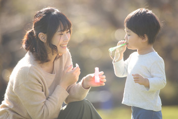 しゃぼん玉で遊ぶ親子