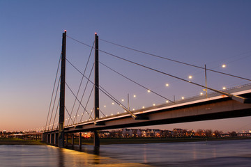 Fototapeta na wymiar Die Rheinkniebrücke in Düsseldorf, Brücke über den Rhein zwischen Oberkassel und Altstadt Düsseldorf