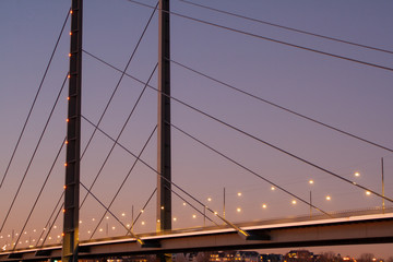 Die Rheinkniebrücke in Düsseldorf, Brücke über den Rhein zwischen Oberkassel und Altstadt Düsseldorf