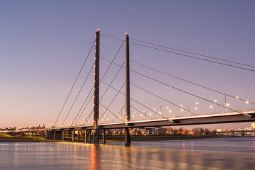 Die Rheinkniebrücke in Düsseldorf, Brücke über den Rhein zwischen Oberkassel und Altstadt...
