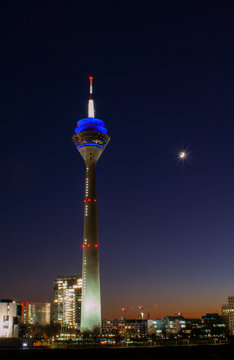 Fernsehturm in D&uuml;sseldorf bei Sonnenuntergang, Der Rheinturm in D&uuml;sseldorf bei Abendd&auml;mmerung