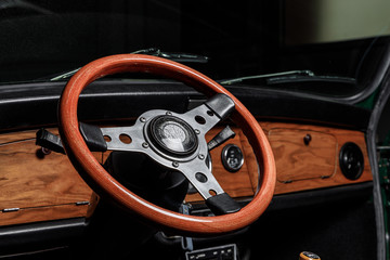 Inneraum und Lenkrad  von einem historischen Auto mit Holz Verkleidung 
