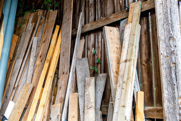 Holzbretter in einer Scheune an eine Bretter Wand angelehnt
