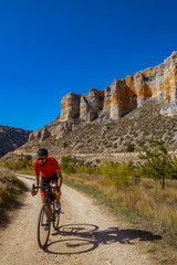 Fototapeta premium Ciclista pedaleando por el cañón del río Riaza