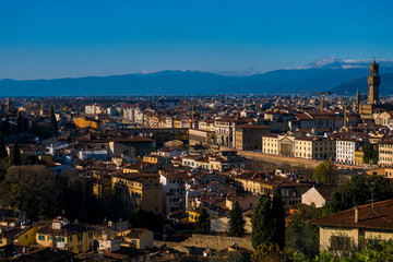 Obraz premium Vista aerea del río Arno y sus puentes, donde se destaca el Ponte Vecchio en la ciudad medioeval y cuna del Renacimiento de Florencia, Italia.
