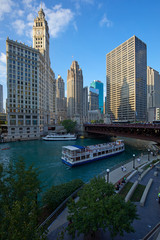 Fototapeta premium Budynek Wrigley wzdłuż rzeki chicago, Chicago, Illinois, Stany Zjednoczone