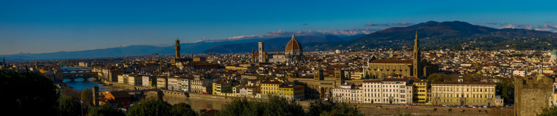 Vista aerea del río Arno y sus puentes, donde se destaca el Ponte Vecchio en la ciudad medioeval y...
