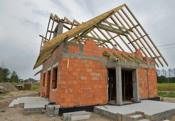 Dom w trakcie budowy z drewnianą więźbą dachową © af-mar
