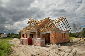 Dom w trakcie budowy z drewnianą więźbą dachową - obrazy, fototapety, plakaty
