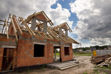 Dom w trakcie budowy z drewnianą więźbą dachową