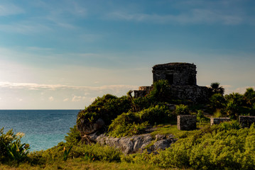 Fototapeta na wymiar ruins of tulum near the coast 