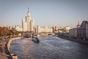 Fototapeta na wymiar Moscow river view from the bridge in Zaryadye park