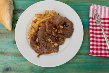 Filetes de ternera a la parrilla con papas fritas