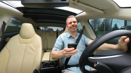 HD footage of a stupid man texting while driving his car