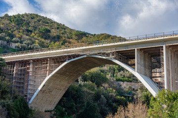 Fototapeta na wymiar Building motorway bridge in reinforced concrete