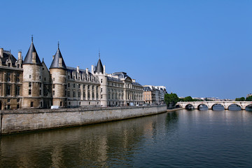 Fototapeta premium Paryż, widok na Sekwanę ze średniowieczną Conciergerie po lewej stronie