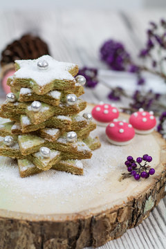 Sabl&eacute;s de No&ecirc;l en &eacute;toile et montage en sapin