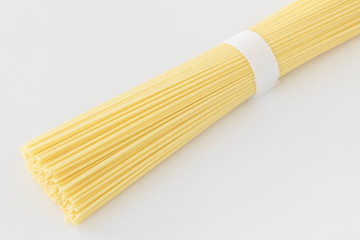 乾燥したスパゲッティの麺の束