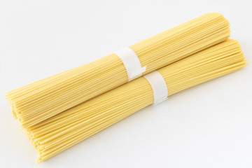 乾燥したスパゲッティの麺の束