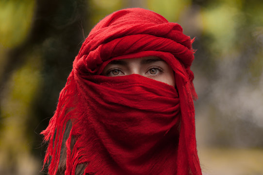 turbante rojo en rostro de mujer