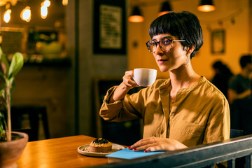Mujer bebe café