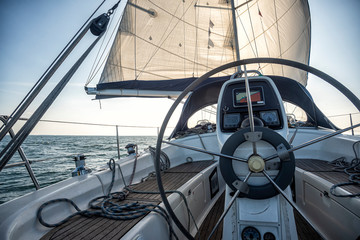 Cockpit einer Segelyacht auf dem Meer