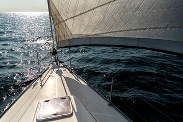 Obraz premium Bug einer Segelyacht auf dem Meer