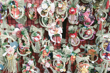 街中で売られているたくさんの正月飾り