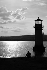 Faro y hombre sentado