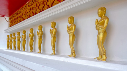reverse row of golden Buddhas, perspective