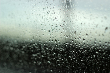 水滴のついた車窓