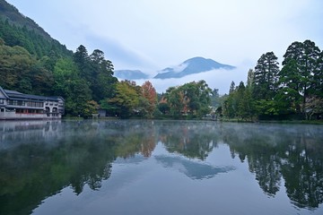 Fototapeta na wymiar 朝霧に包まれた金鱗湖の幻想的な情景＠由布院、大分