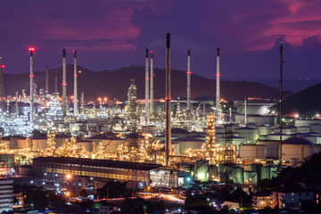Obraz na płótnie Canvas Oil refinery plant with twilight sky