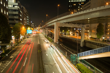 Fototapeta na wymiar 飯田橋の車の流れの夜景