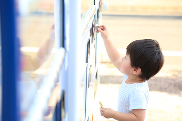 自動販売機を使う男の子