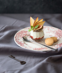 りんごとイチジクのヨーグルトパフェ