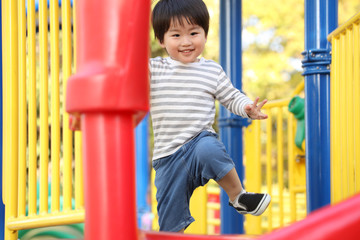 遊ぶ男の子