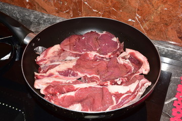 Costata di vitello pronta per essere cucinata in padella