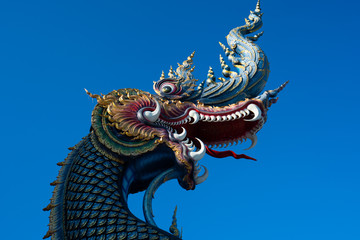 Fototapeta na wymiar dragon on the roof of chinese temple