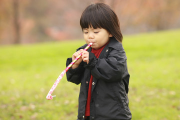 拭き戻しで遊ぶ女の子
