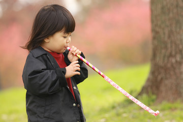 拭き戻しで遊ぶ女の子