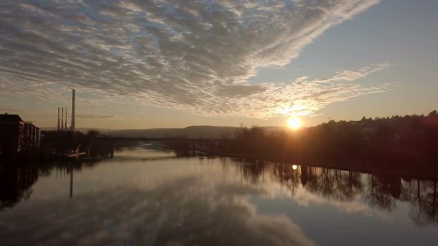 Flusslandschaft am Untermain bei Sonnenuntergang