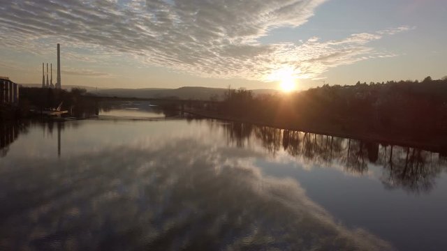 Flusslandschaft am Untermain bei Sonnenuntergang
