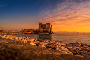 Sonnenuntergang in Neapel: Die Burg 'Castel dell'Ovo' im Abendlicht