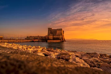 Gordijnen Sonnenuntergang in Neapel: Die Burg 'Castel dell'Ovo' im Abendlicht © KunstundKultur.org