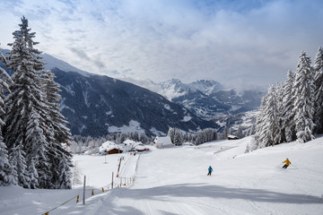 Fototapeta na wymiar Skipisten in den Alpen