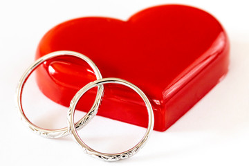ペアの結婚指輪と赤いハート