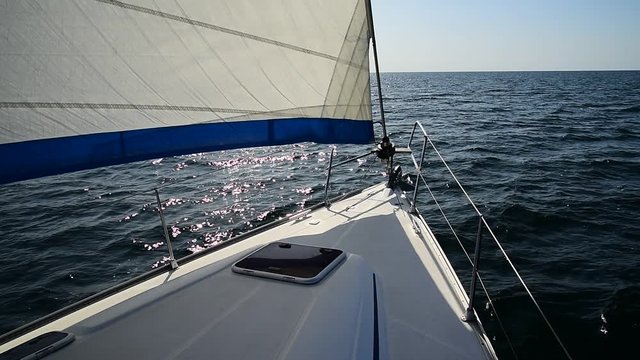 Bug einer Segelyacht auf dem Meer
