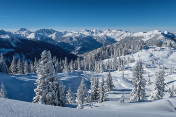 Perfekte Winterlandschaft in den Alpen (Montafon, Vorarlberg, Österreich)