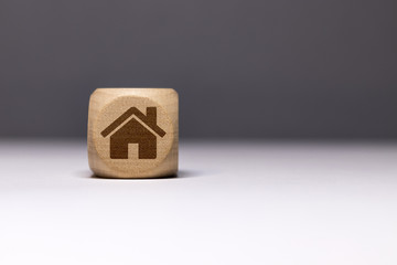 Pictogramme de maison sur bloc en bois